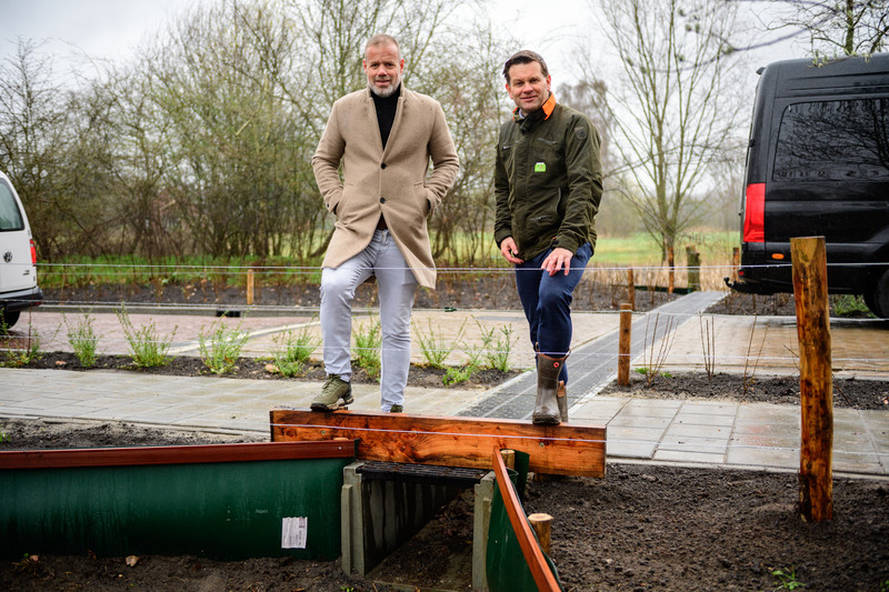 wethouder Niels van den Berg en directeur-bestuurder Hans Pohlmann van Landschap Overijssel  openen nieuwe faunapassage bij de ecozone bij Eschmarkerveld