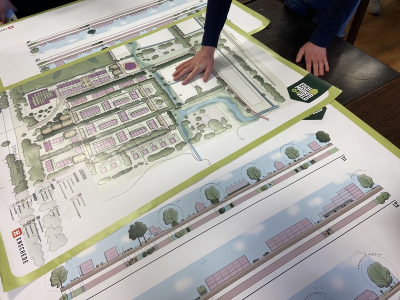 Iemand bekijkt plannen Eschmarkerveld